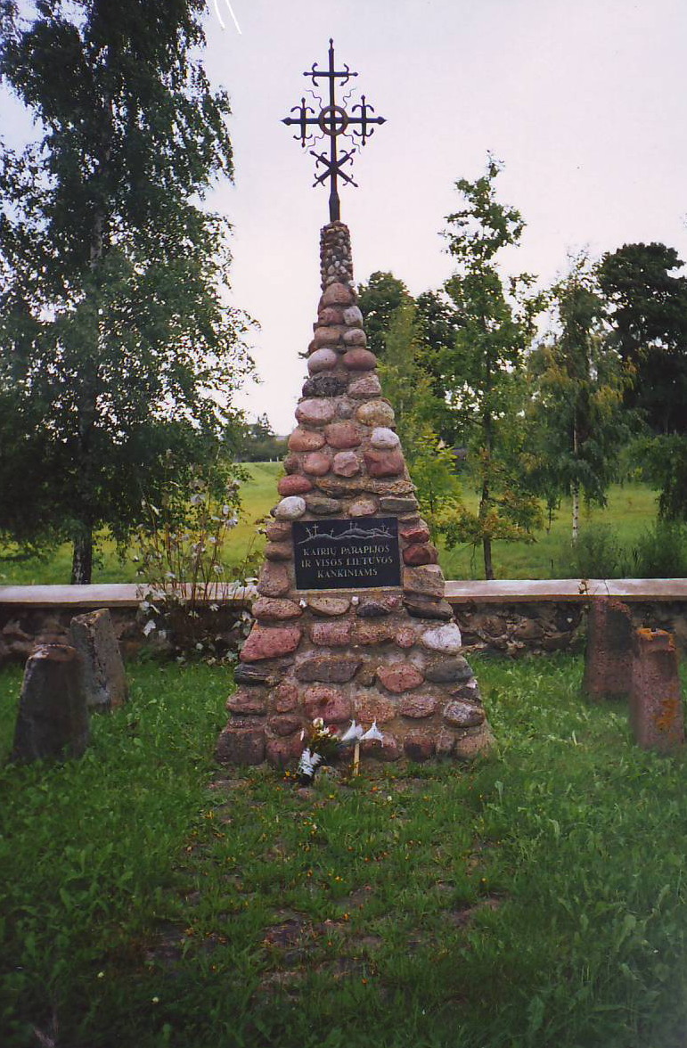 kryzius-politiniams-kaliniams-ir-tremtiniams-siauliu-r-kairiu-svc-mergeles-marijos-belaisviu-vaduotojos-baznycios-sventoriuje-pastatytas-1989-m-nijolios-kasparavicienes-nuotr.jpg