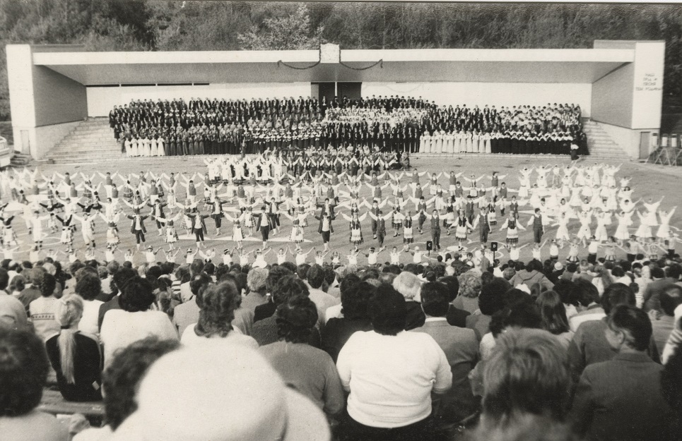 dainu-ir-sokiu-svente-siauliu-k-pozelos-kulturos-ir-poilsio-parko-estradoje-aut-nezinomas-1986-m-skc-archyvas.jpg