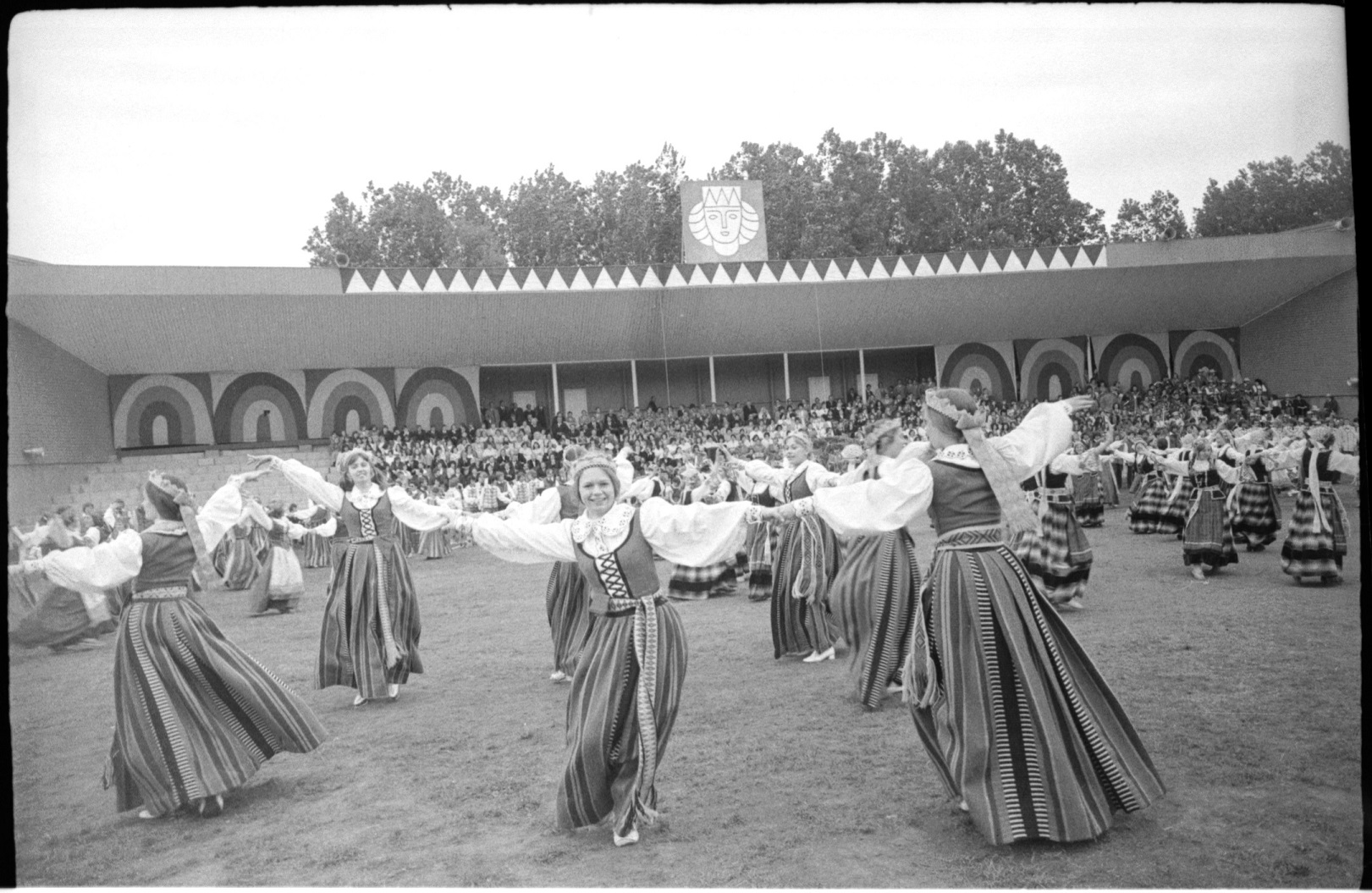 siauliu-miesto-dainu-sventeje-slove-darbui-siauliu-k-pozelos-kulturos-ir-poilsio-parko-estradoje-aut-r-silinis-1976-m-sam-archyvas.jpg