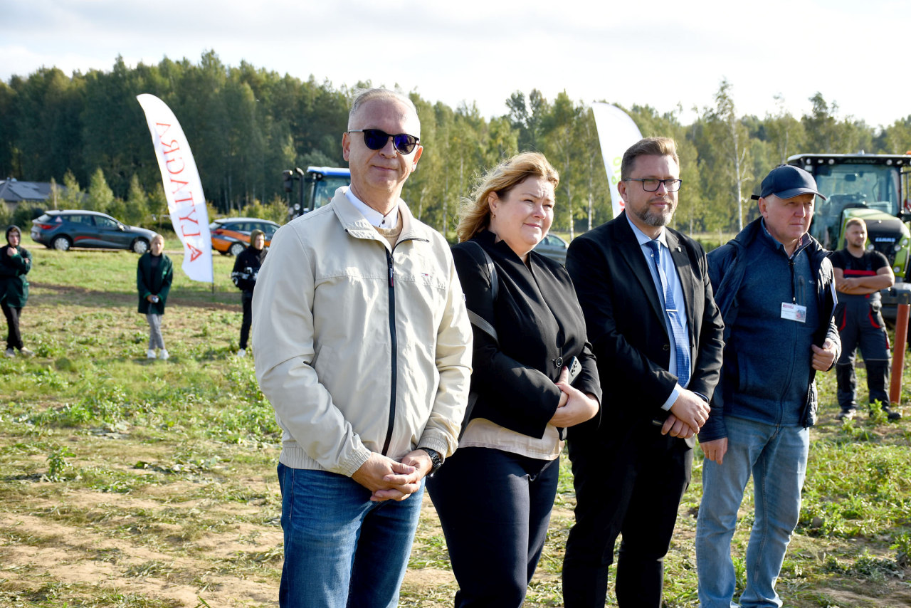 Iš kairės: TVM direktorius Audrius Misiūnas, skyriaus vedėja Airida Montvydienė, Savivaldybės vicemeras Žydrūnas Purauskis, TVM Sektorinio praktinio mokymo centro vadovas Arūnas Bitaris