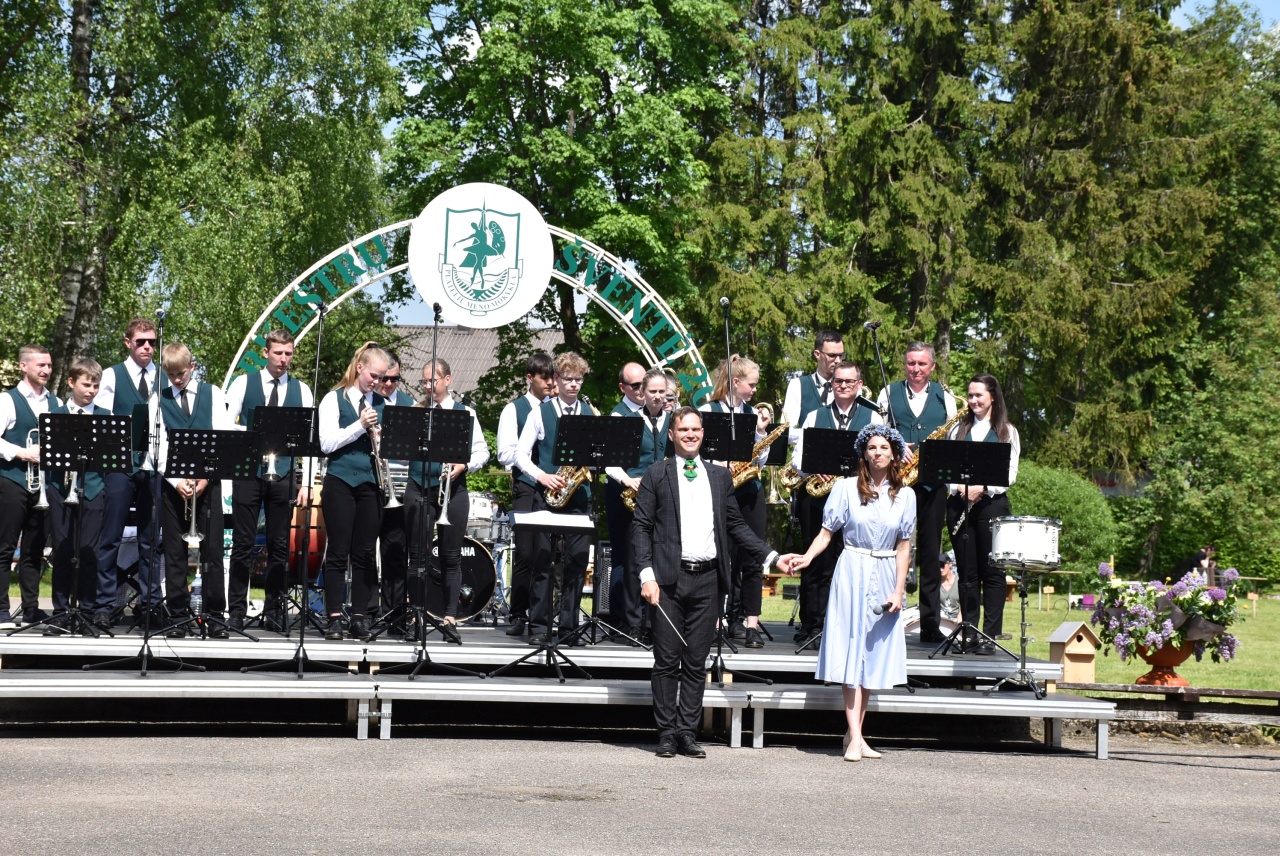 Platelių meno mokyklos orkestras, vadovas Linas Senkus ir solistė Renata Varnagirytė