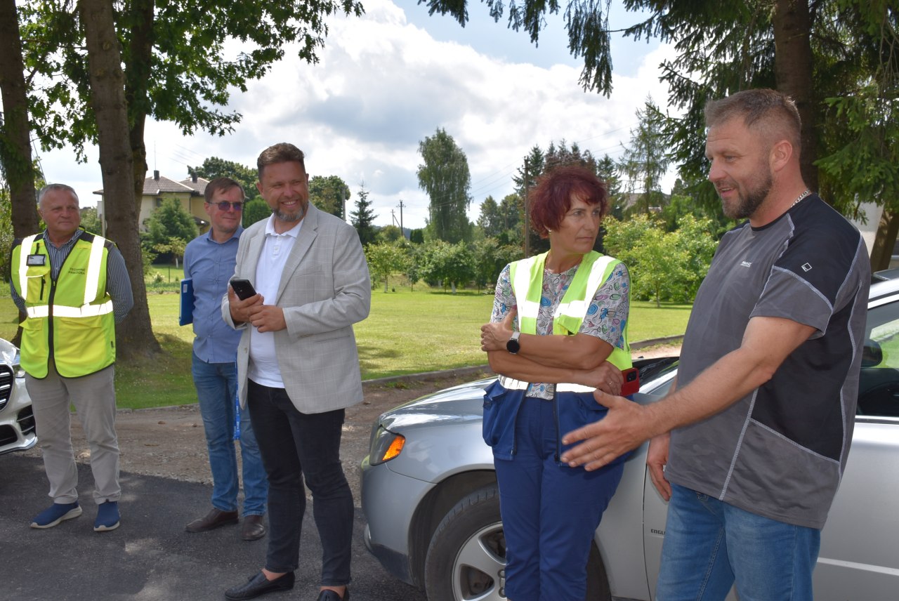 Gyventojų vardu dėkojo Tomas Paulauskas (dešinėje)