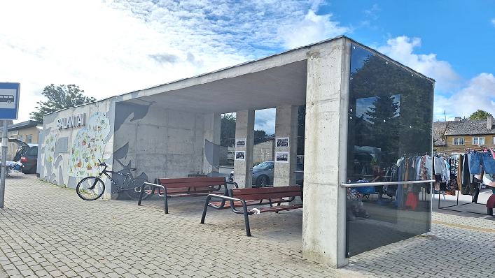 Įstiklintas Salantų autobusų stotelės paviljonas