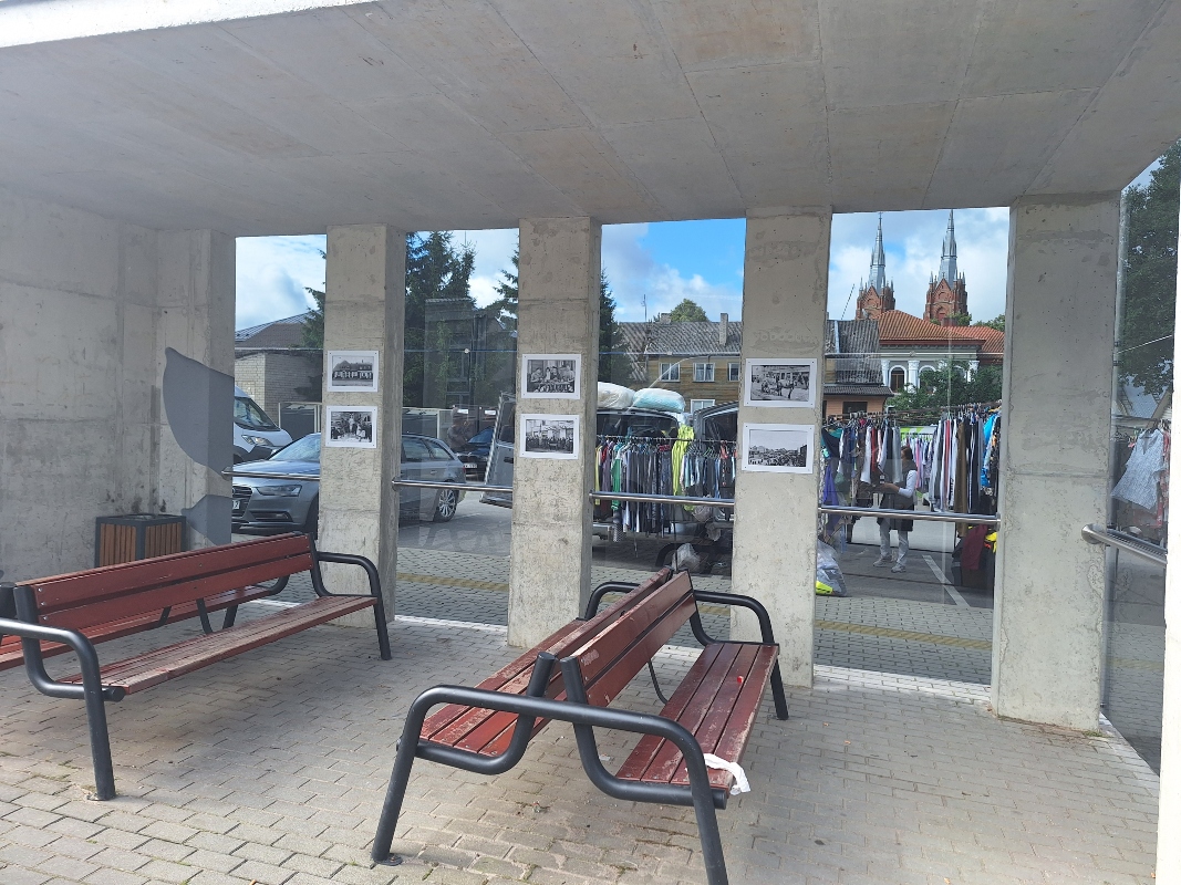 Įstiklintas Salantų autobusų stotelės paviljonas