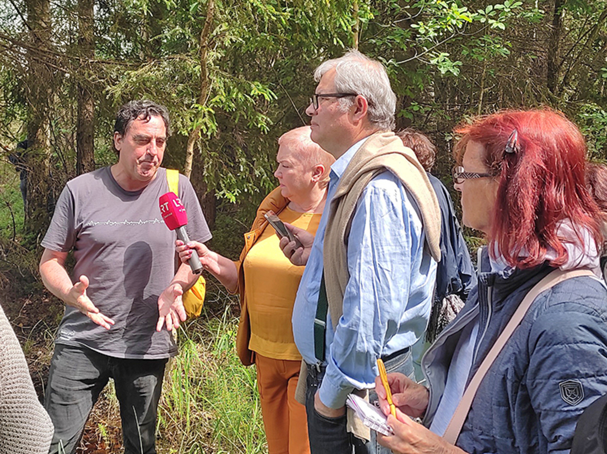 Vasarą šalies žiniasklaidos atstovams surengtas informacinis turas po Mažeikių rajoną. Nuotraukoje – gamtininkas Deividas Makavičius žurnalistams pasakoja apie rajono gamtines įdomybes. Nuotr. iš Mažeikių TVIC archyvo