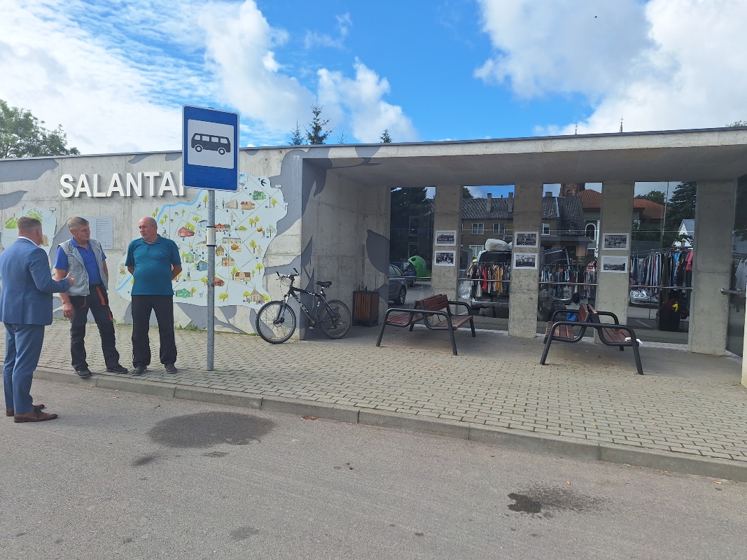 Įstiklintas Salantų autobusų stotelės paviljonas