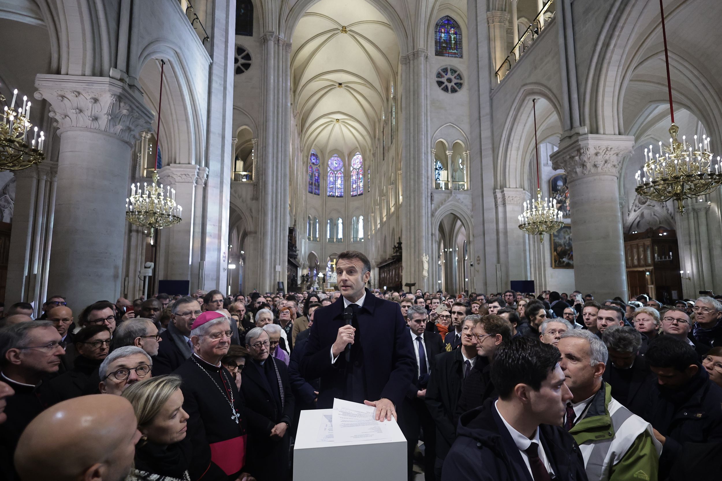 E. Macronas apžiūrėjo atnaujintą Paryžiaus Dievo Motinos katedrą. EPA-ELTA nuotr.