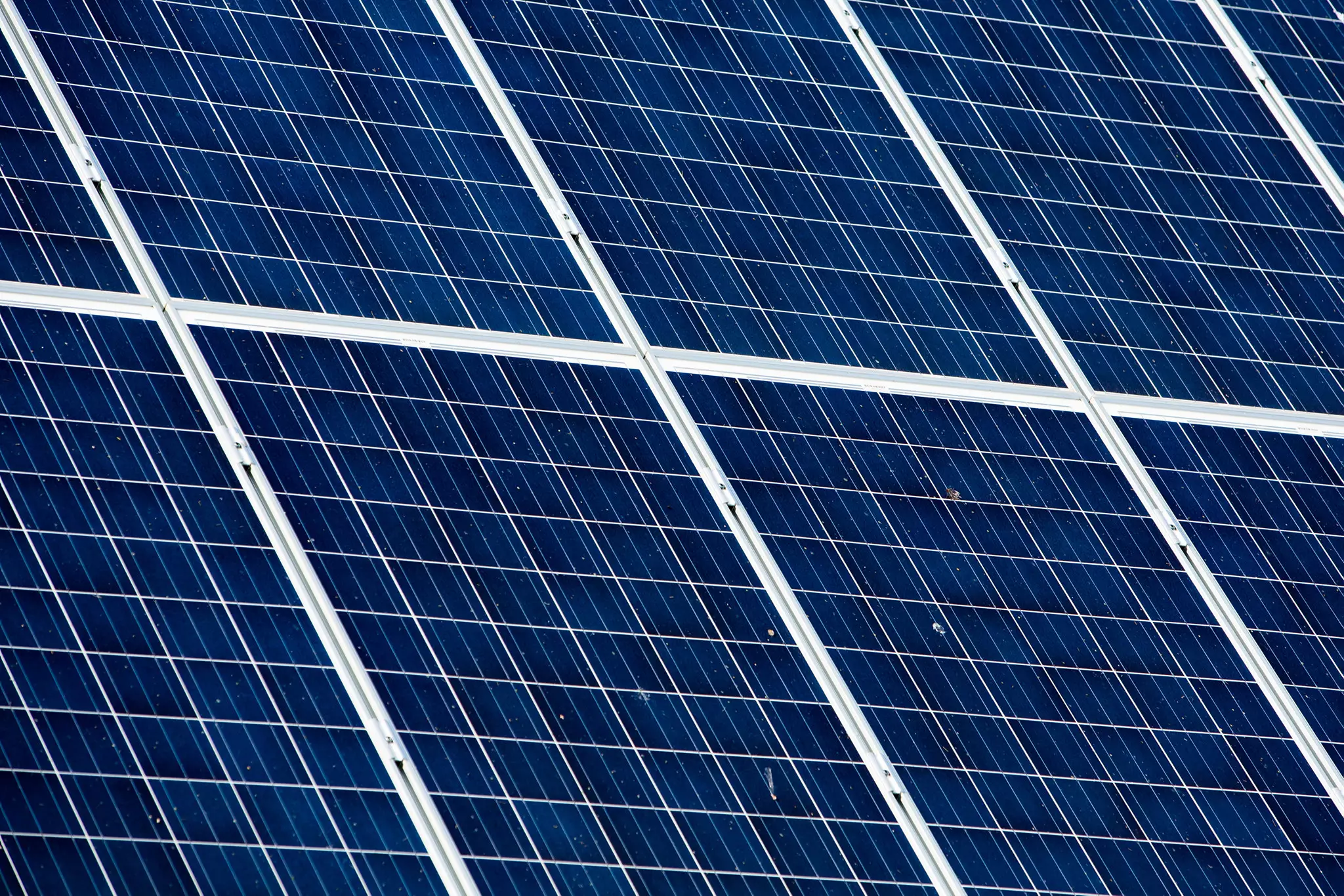 Siūlymas didinti saulės elektrinių suminę galią nesulaukė Seimo pritarimo