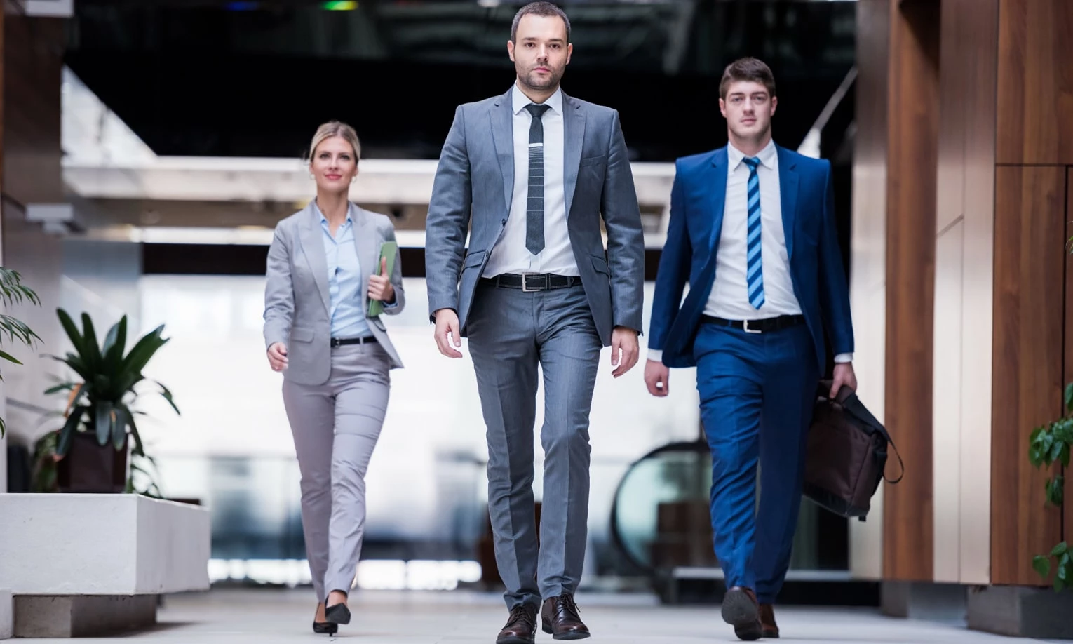 Kokią aprangą ir aksesuarus rinktis darbui biure?