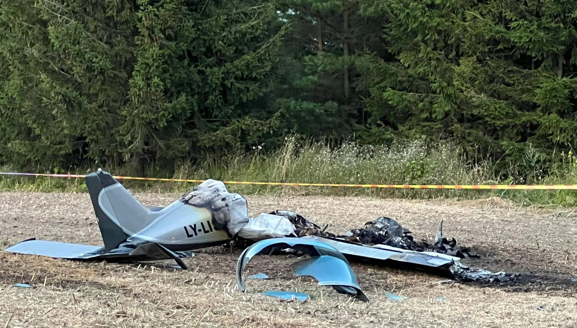 Kauno rajone nuktrito ir užsidegė sportinis lėktuvas (PAPILDYTA: 2 žmonės žuvo, nuotraukos iš įvykio vietos)