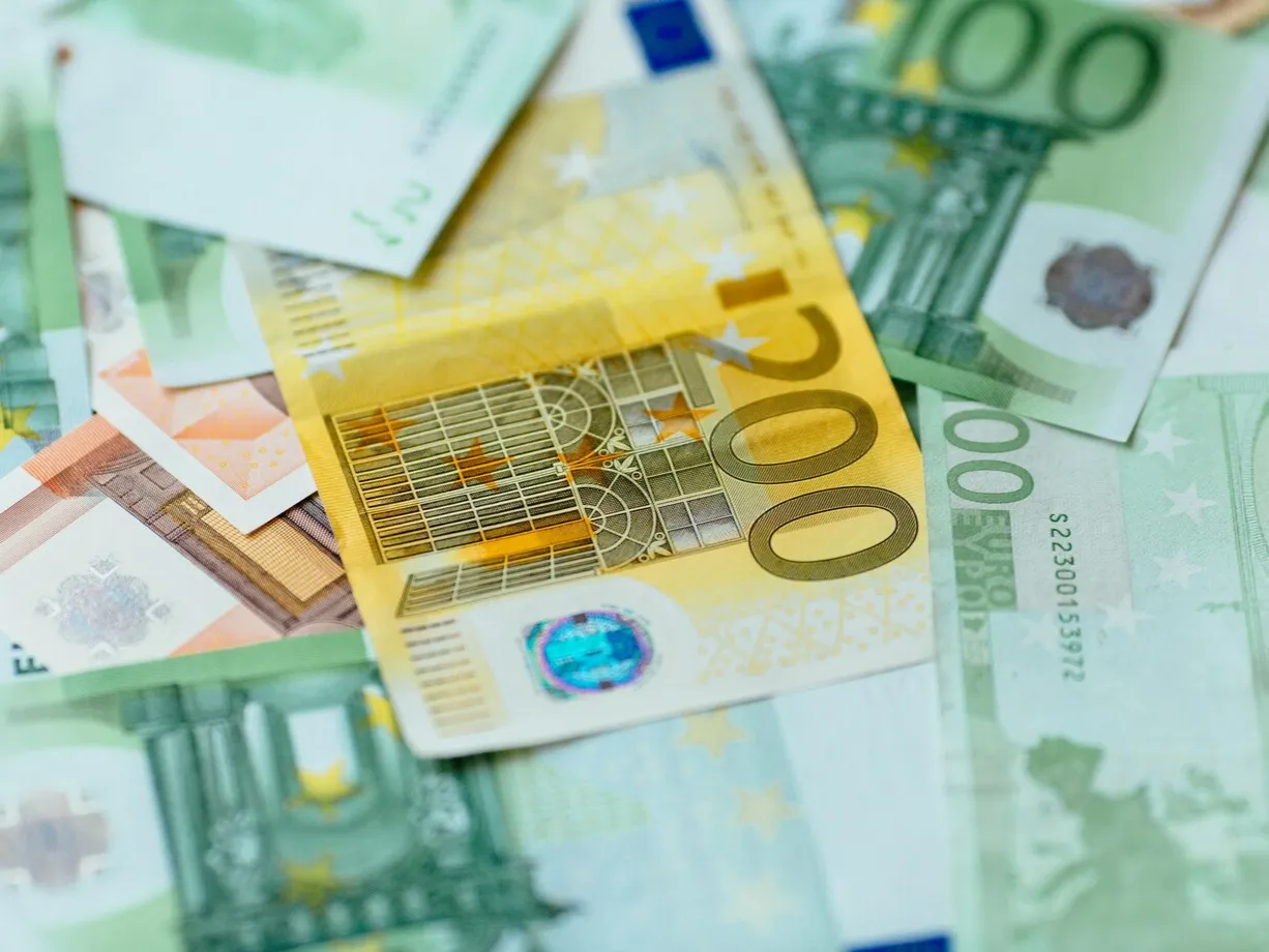 euro-currency-euro-cash-closeup-euro-bancnotes-background_8353-6555