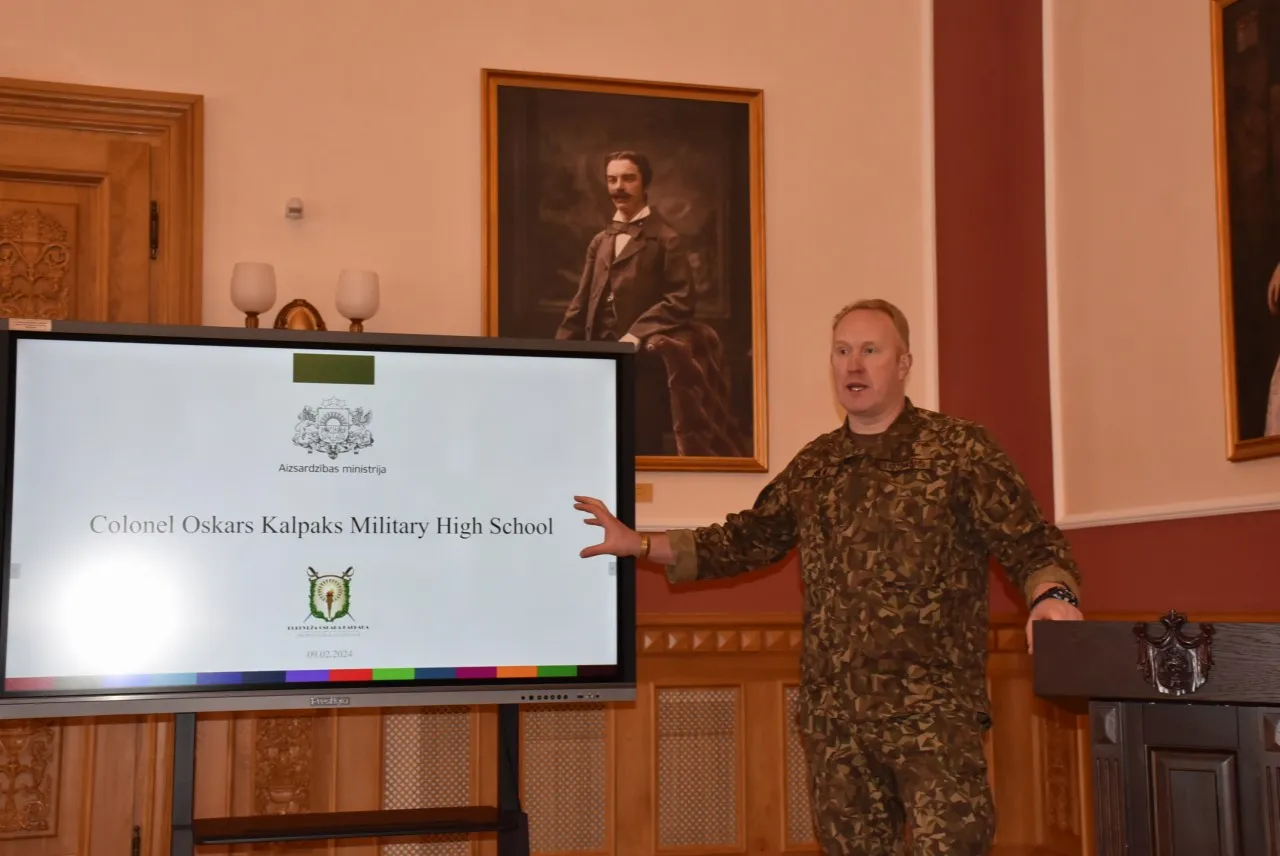 Pulkininkas leitenantas Intars Kušners pristatė Latvijoje veikiančią karinę mokyklą