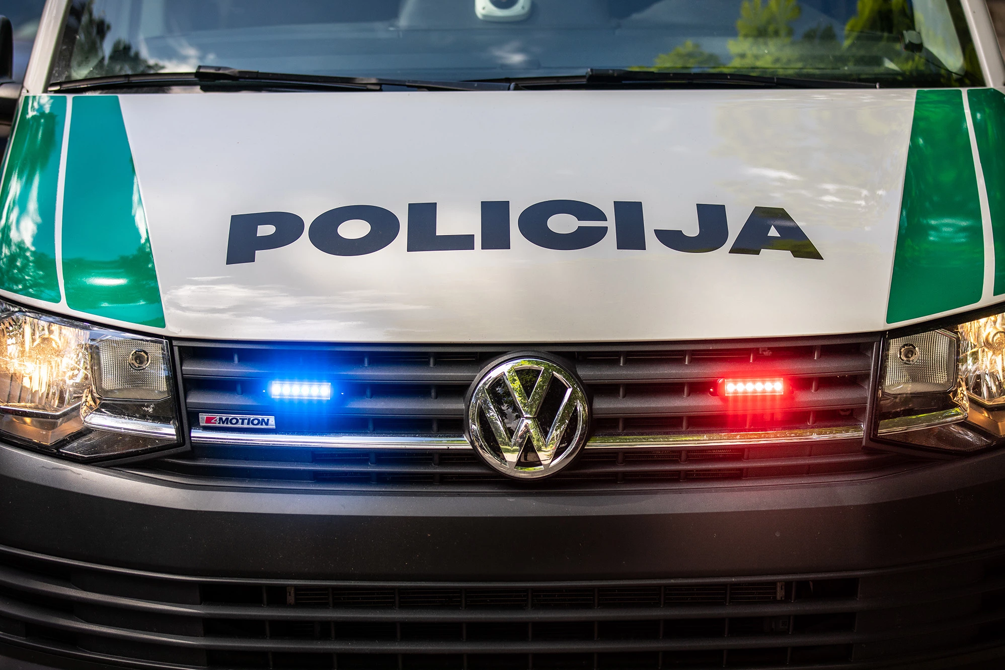 Kaune neblaivi moteris sugadino policijos tarnybinio automobilio patalpą