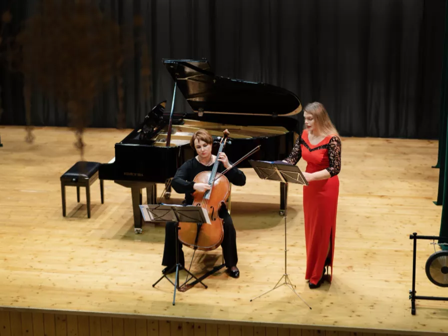 Joana Gedmintaitė (sopranas) ir Roma Jaraminaitė (violončelė) atliko įspūdingą  kūrinį  „Girdėk girdėk” (ž. Birutės Mar).