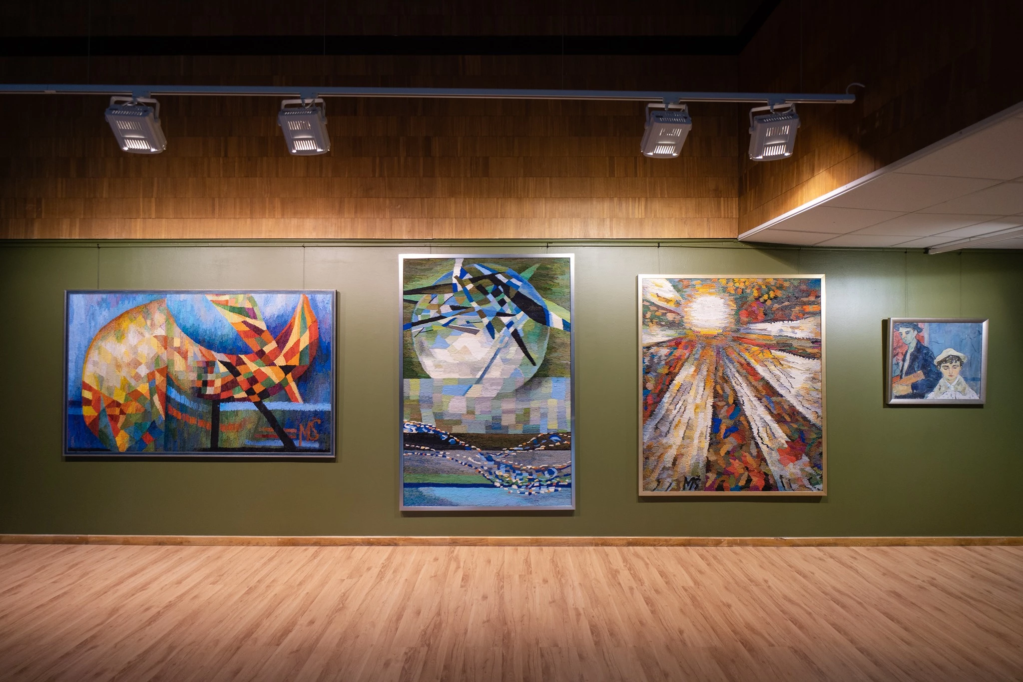 „Laiptų galerija“: kosminių peizažų ekspresija Marijos Švažienės ir Jono Švažo kūrybos parodoje