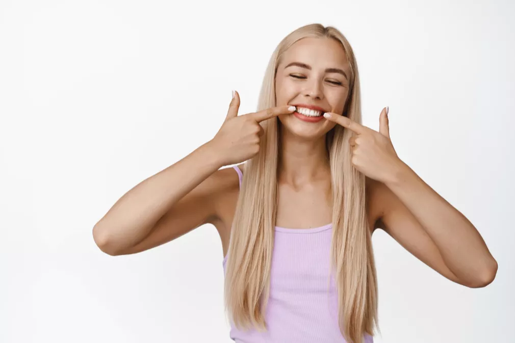 Dylantys dantys – kasdienių įpročių pasekmė: odontologas pataria, kaip to išvengti