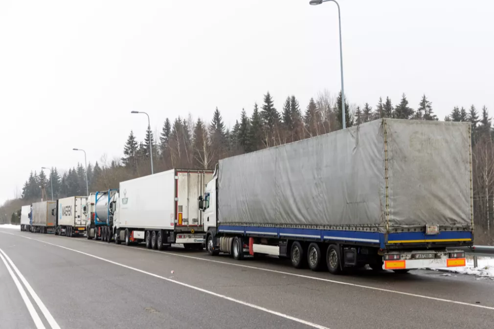 Lietuvos vežėjai kreipėsi į Europos Komisiją dėl sudėtingos situacijos Ukrainos pasienyje: kai kur vilkikų eilės siekia net 40 kilometrų