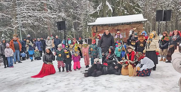 Gražiausių kaukių rinkimų dalyviai Tirkšlių pušyne.

Jolantos Vaičkės, Artūro Širvaičio ir iš bendruomenių archyvo nuotr.