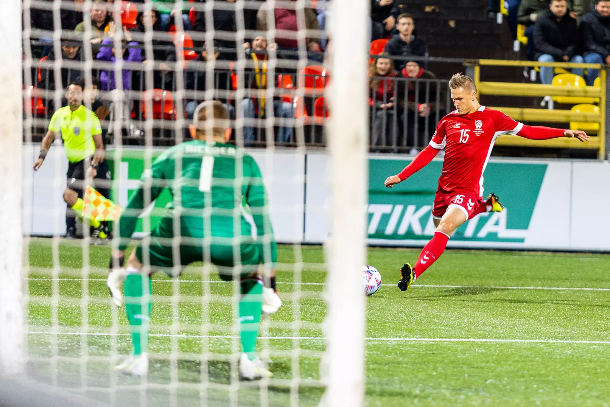 Lietuvos futbolininkai lieka paskutiniai grupėje po lygiųjų su Farerų komanda