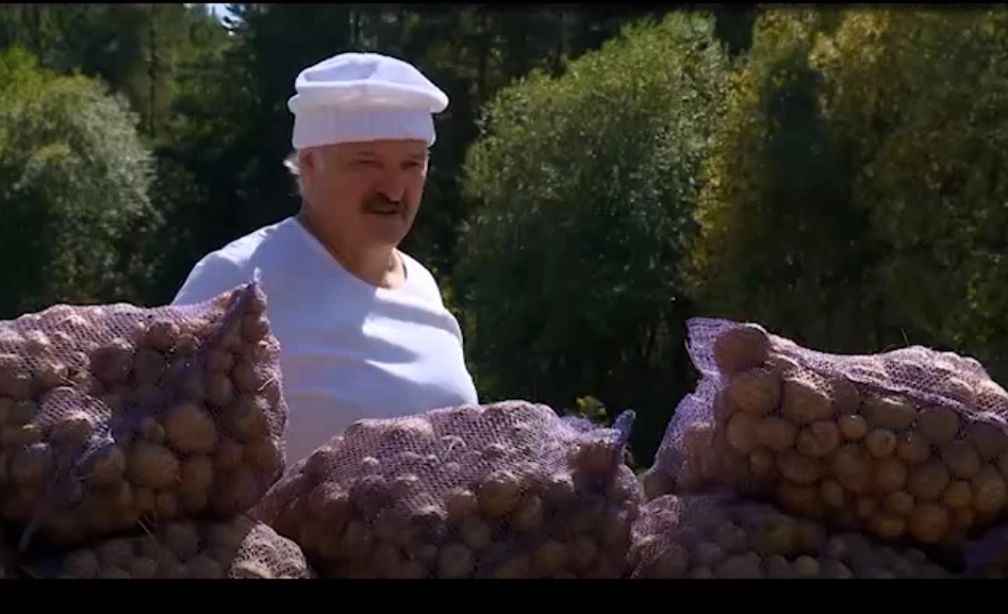 Baltarusijos autoritarinis prezidentas aiškina, kad moksleiviai turėtų kasti bulves