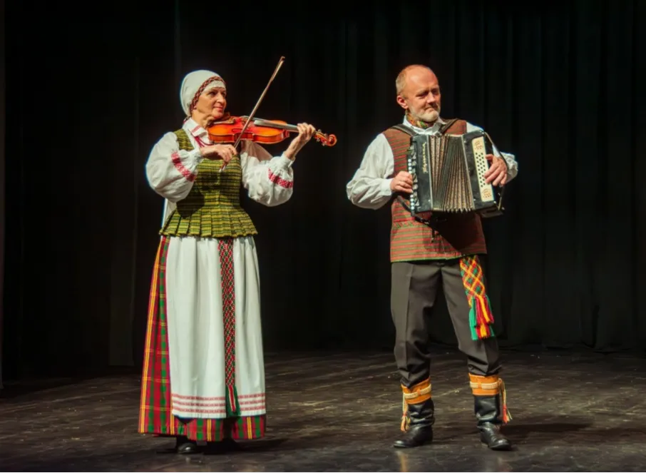 Jūratė vadovauja kapelai „Radvija“, kuriai priklauso ir jos vyras Donatas, nors sakoma, kad darbinių reikalų namo nešti nereikėtų, šių sutuoktinių atveju tai – neišvengiama.