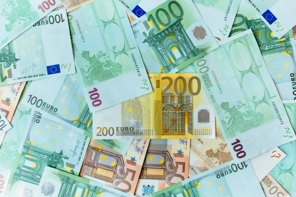 euro-cash-background-many-banknotes-euro-currency_8353-6557