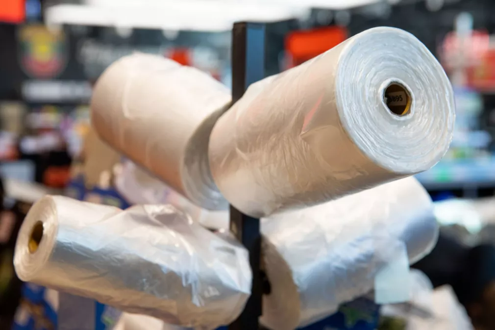 Seimas: prekybininkai turės apmokestinti ploniausius plastiko maišelius