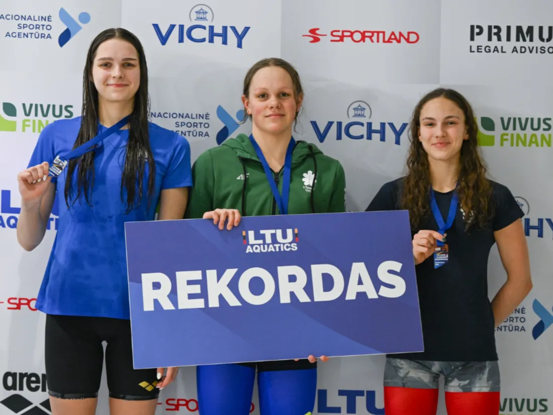 Guodos Tručinskaitės (viduryje) rekordas (Dariaus Kibirkščio, LTU Aquatics nuotr. )