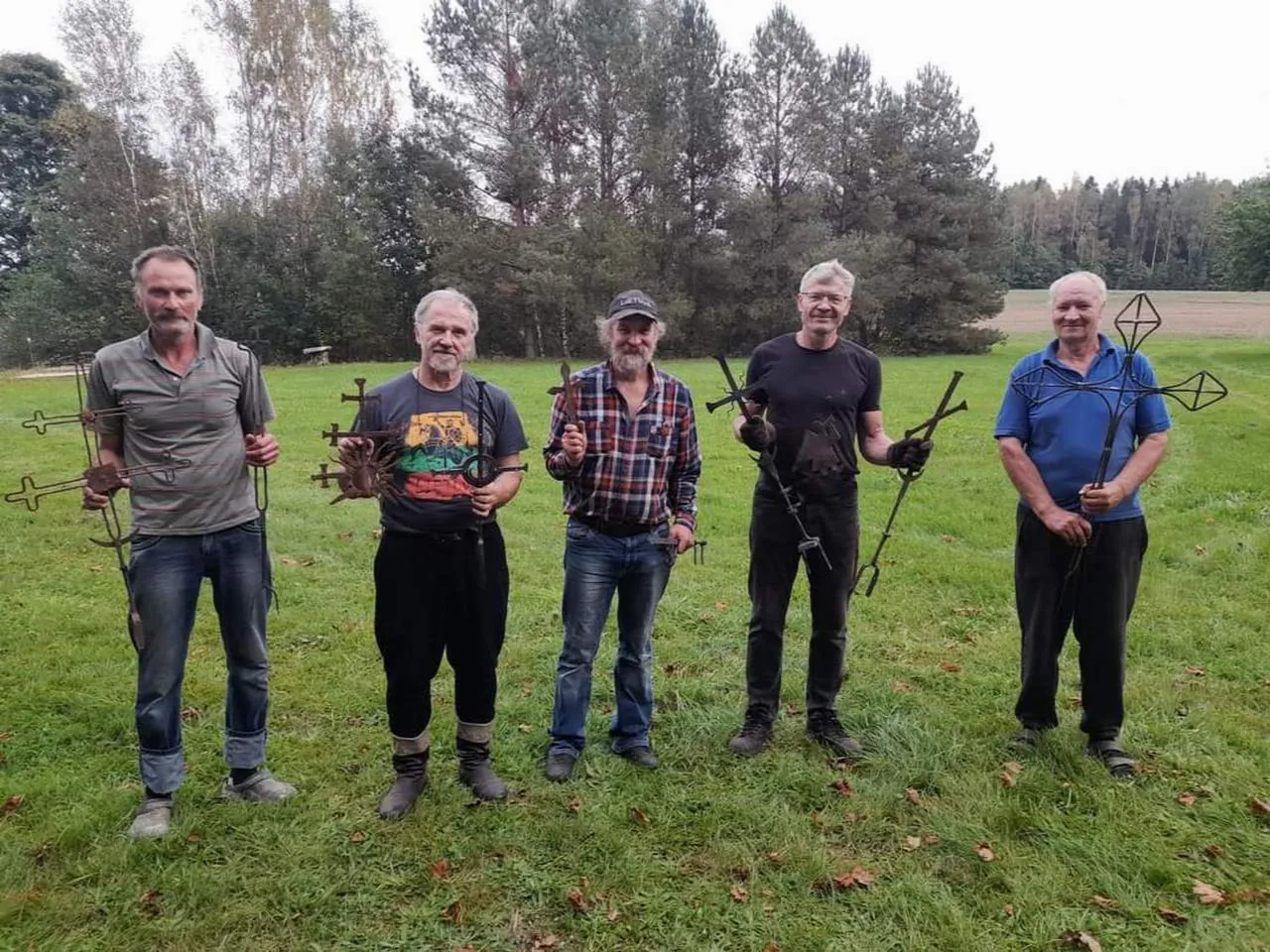 Kalvių stovyklos rezultatas – dailios saulutės stogastulpiams