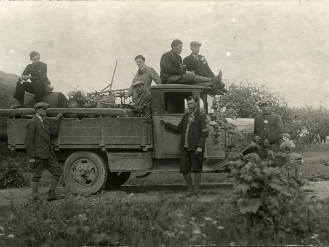 Etnografinėje ekspedicijoje Gaščiūnų k., Joniškio vlsč. 1933 m. Sunkvežimio kėbule (prie kabinos) sėdi P. Bugailiškis. Fot. nežinomas, ŠAM