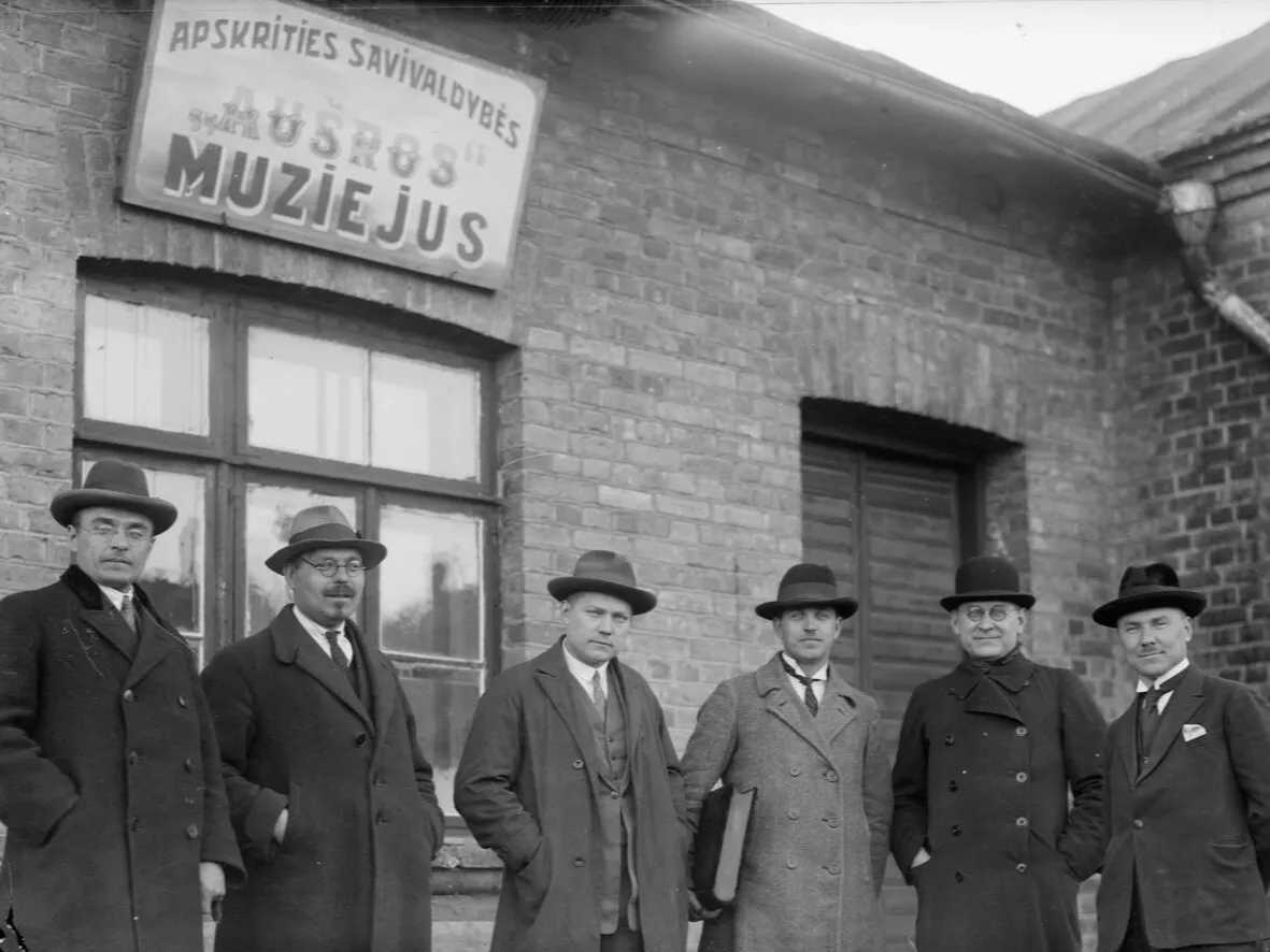 Šiaulių kraštotyros draugijos valdybos nariai prie pirmojo „Aušros“ muziejaus pastato. Apie 1927 m. Fot. nežinomas, Šiaulių „Aušros“ muziejus