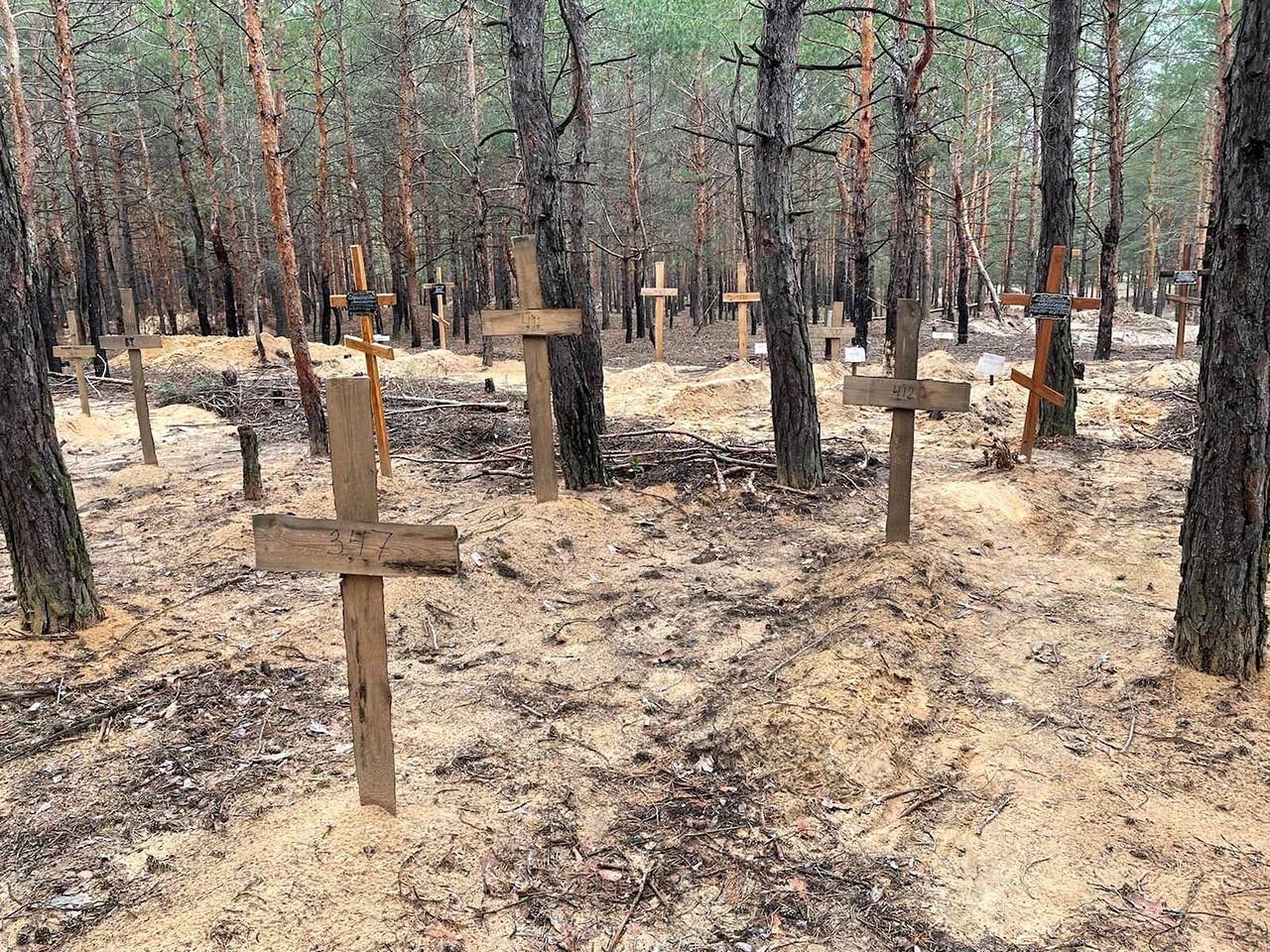 Ukraina: Charkivo srityje ekshumuoti 436 kūnai, 30 iš jų – su kankinimo požymiais