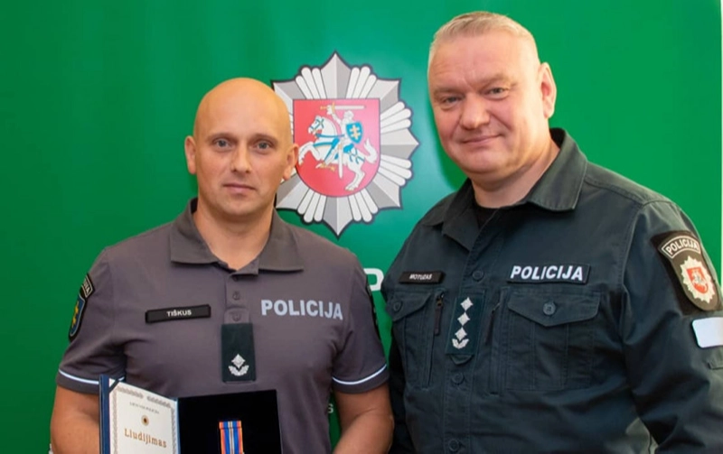 Už keturias per vieną mėnesį išgelbėtas skęstančiųjų gyvybes Skuodo rajono pareigūnui įteiktas medalis