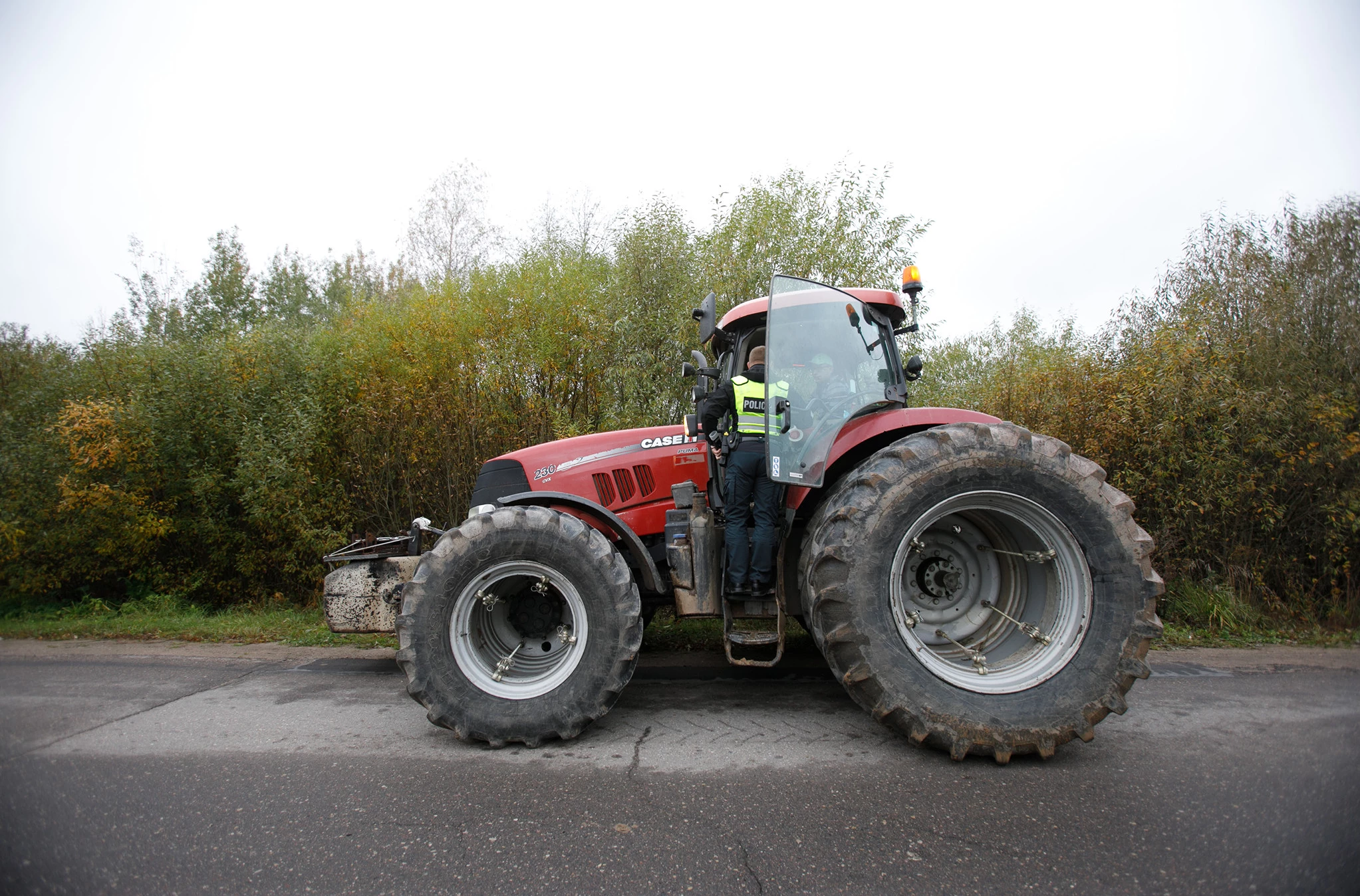 Kalvarijos savivaldybėje susidūrė traktorius ir trys automobiliai
