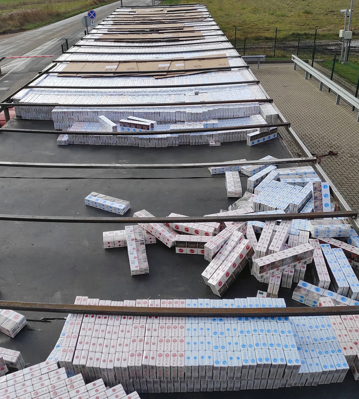 Šalčininkuose ir Tverečiuje muitininkai sulaikė du „tuščius“ vilkikus su 800 tūkst. eurų vertės rūkalų kontrabanda