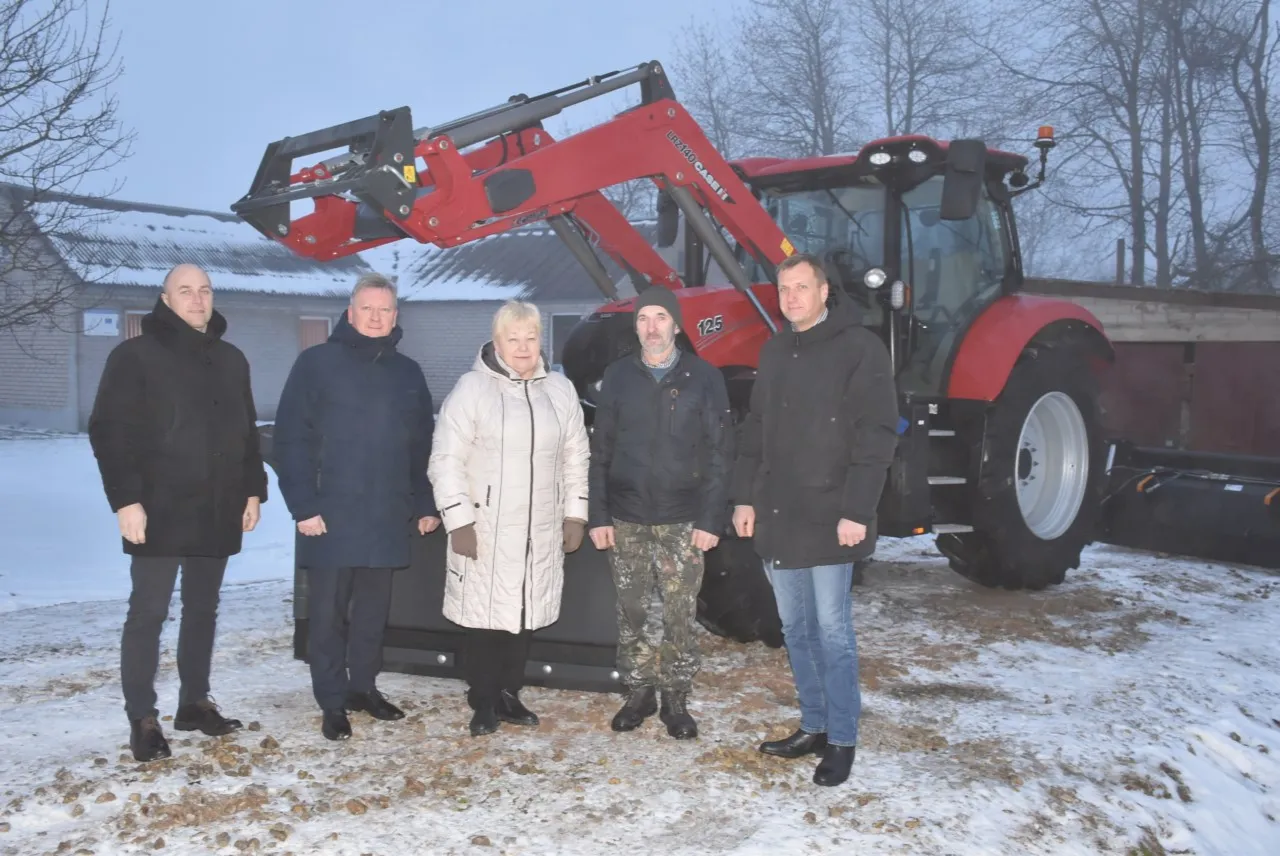 Paukštakių ir Alsėdžių seniūnijoms tarnausiantį pirkinį teigiamai įvertino direktorius Dalius Pečiulius, meras Audrius Klišonis, seniūnės Danutė Repšienė, operatorius Stasys Bagdonas ir seniūnas Aurimas Vasiliauskas