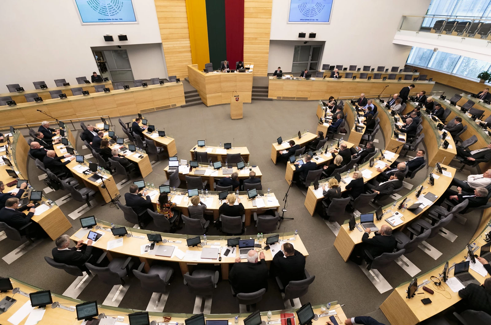 Dėl valstybės tarnybos pertvarkos pirmadienį planuojama šaukti nenumatytą Seimo posėdį