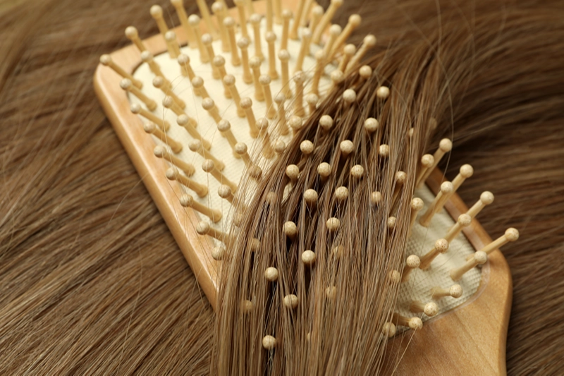 Kaip atsikratyti riebaluotų plaukų šaknų be plovimo
