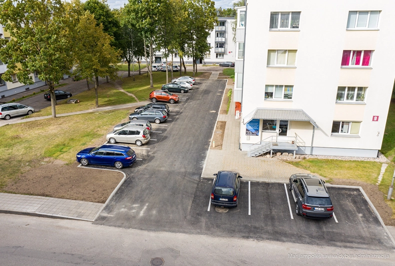 Pokyčiai prie daugiabučių namų – daugėja atnaujintų automobilių stovėjimo aikštelių
