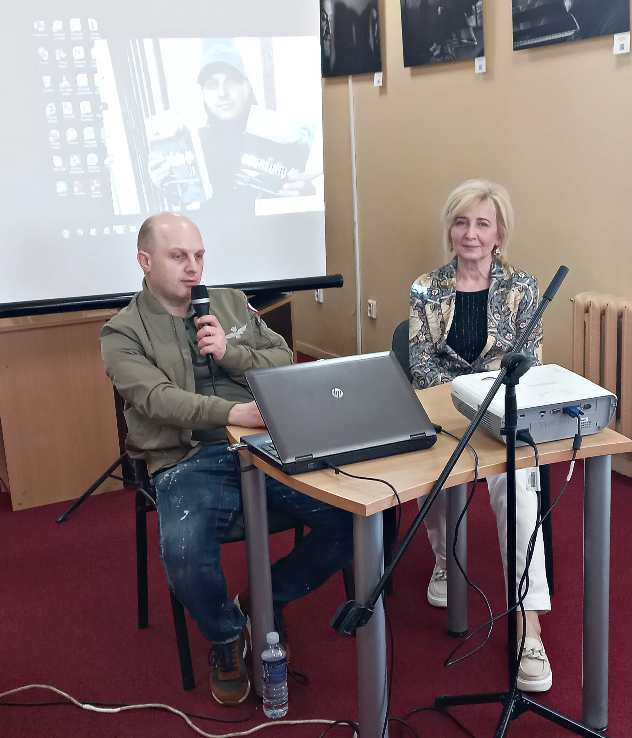 Dailius Dargis ir bibliotekos „Židinys“ vedėja Irena Kartanienė