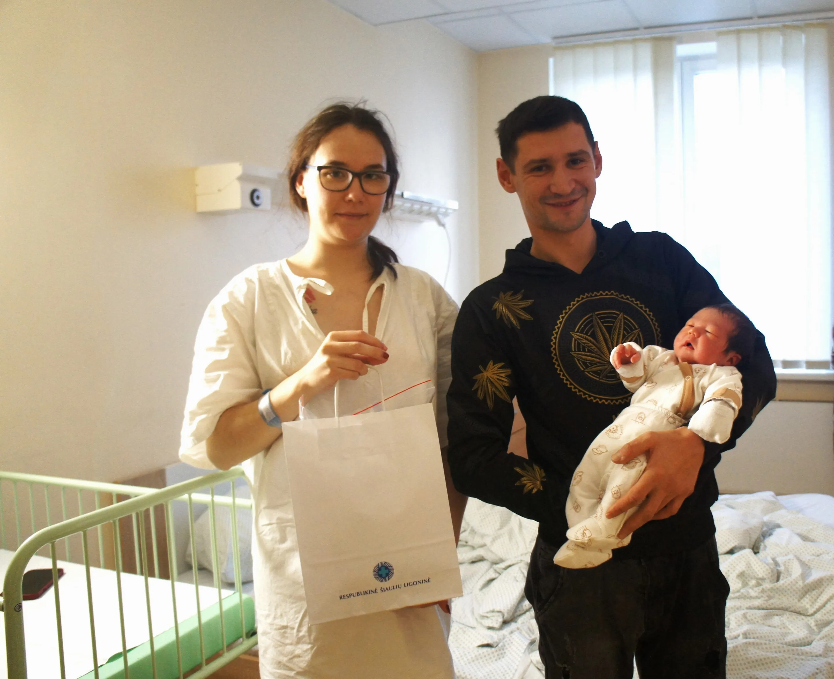 Kelmiškius Moniką Gaupšaitę ir  Lauryną Gricių, susilaukusius antrojo sūnaus, pasveikino Respublikinės Šiaulių ligoninės vadovas. 
