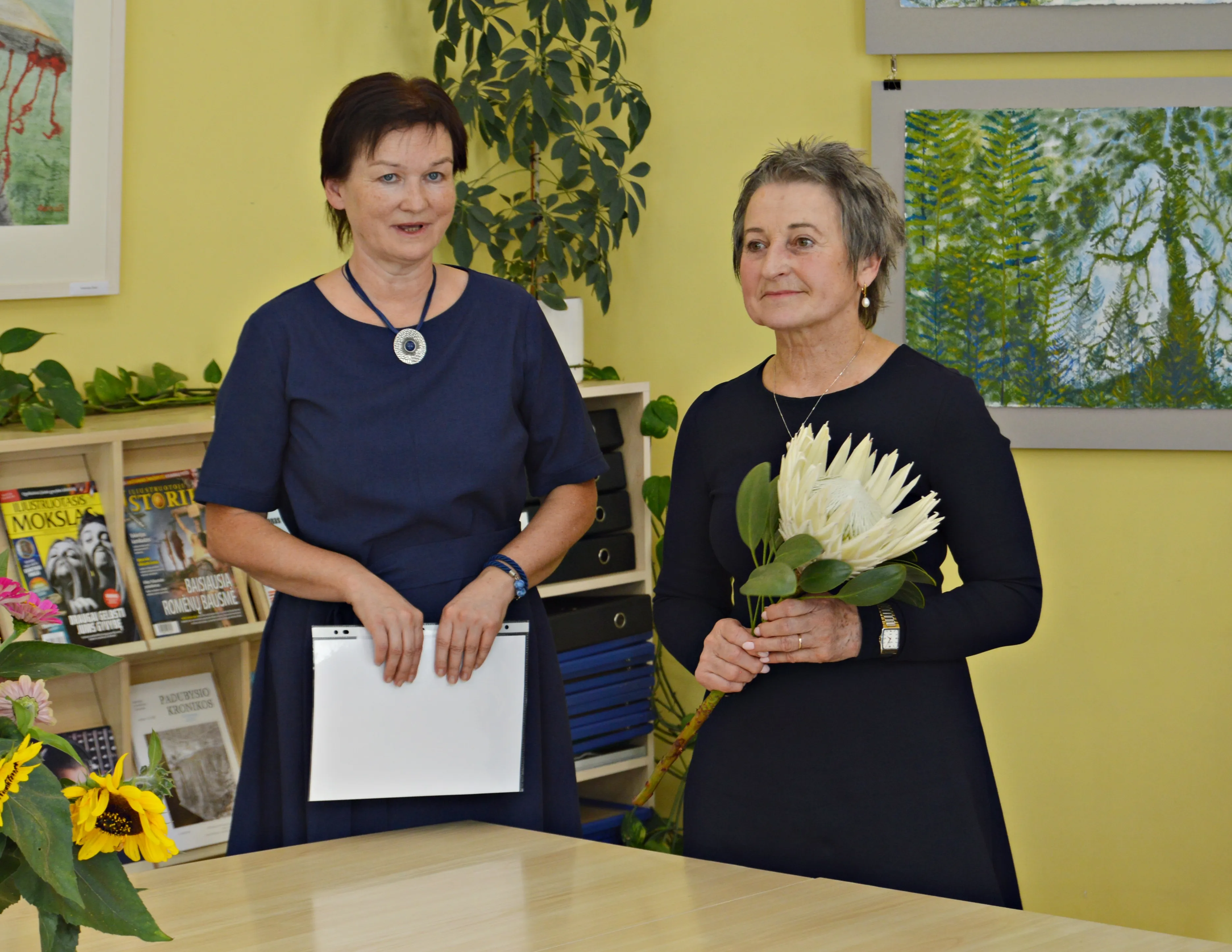 Bibliotekos „Šaltinėlis“ vedėja Rūta Šablinskienė ir tautodailininkė Laimutė Vološkevičienė