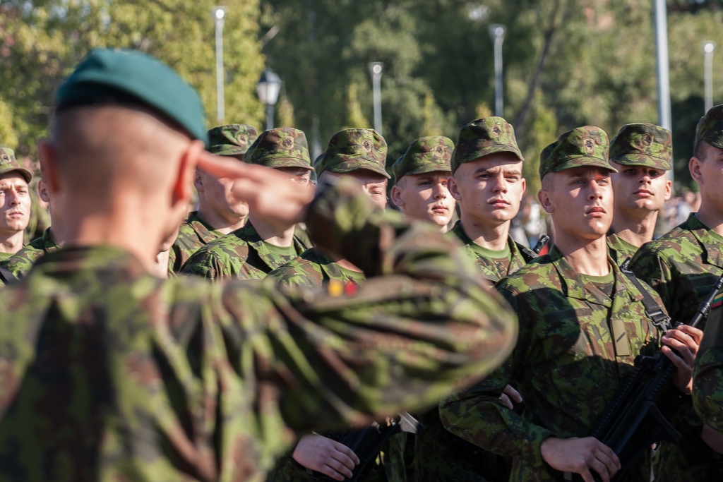 Ginti Lietuvą prisiekė apie 1 tūkst. karių, 80 savanorių