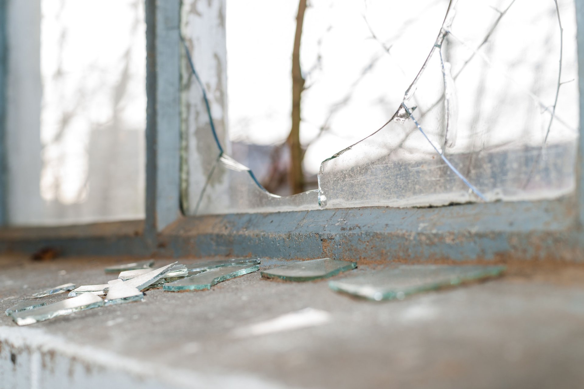 Разбить стекло дома. Разбитое окно. Разбитое оконное стекло. Разбитый стеклопакет. Разбитое стекло в окне.