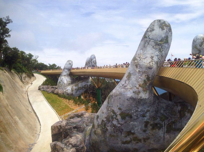 nna1001-nuotr-creative-design-giant-hands-bridge-ba-na-hills-vietnam-5b5eceacbbcda-700.jpg