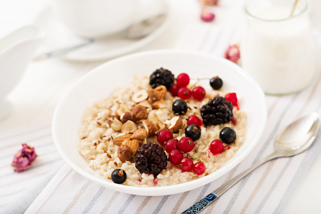 tasty-healthy-oatmeal-porridge-with-berry-flax-seeds-nuts-healthy-breakfast-fitness-food-2829-11194.jpg