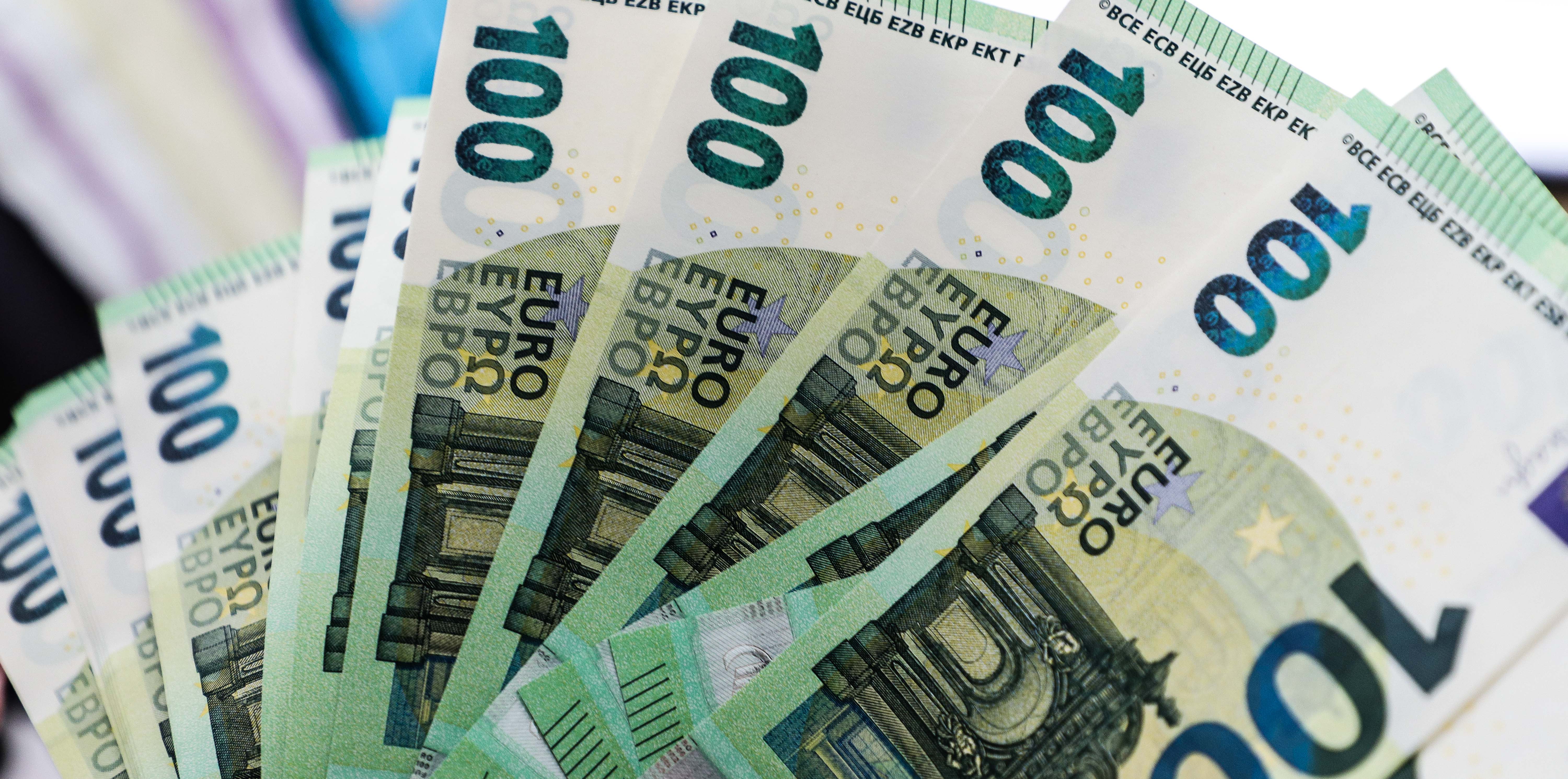 Gimus vaikui, siūloma iki 800 eurų didinti vienkartinę išmoką