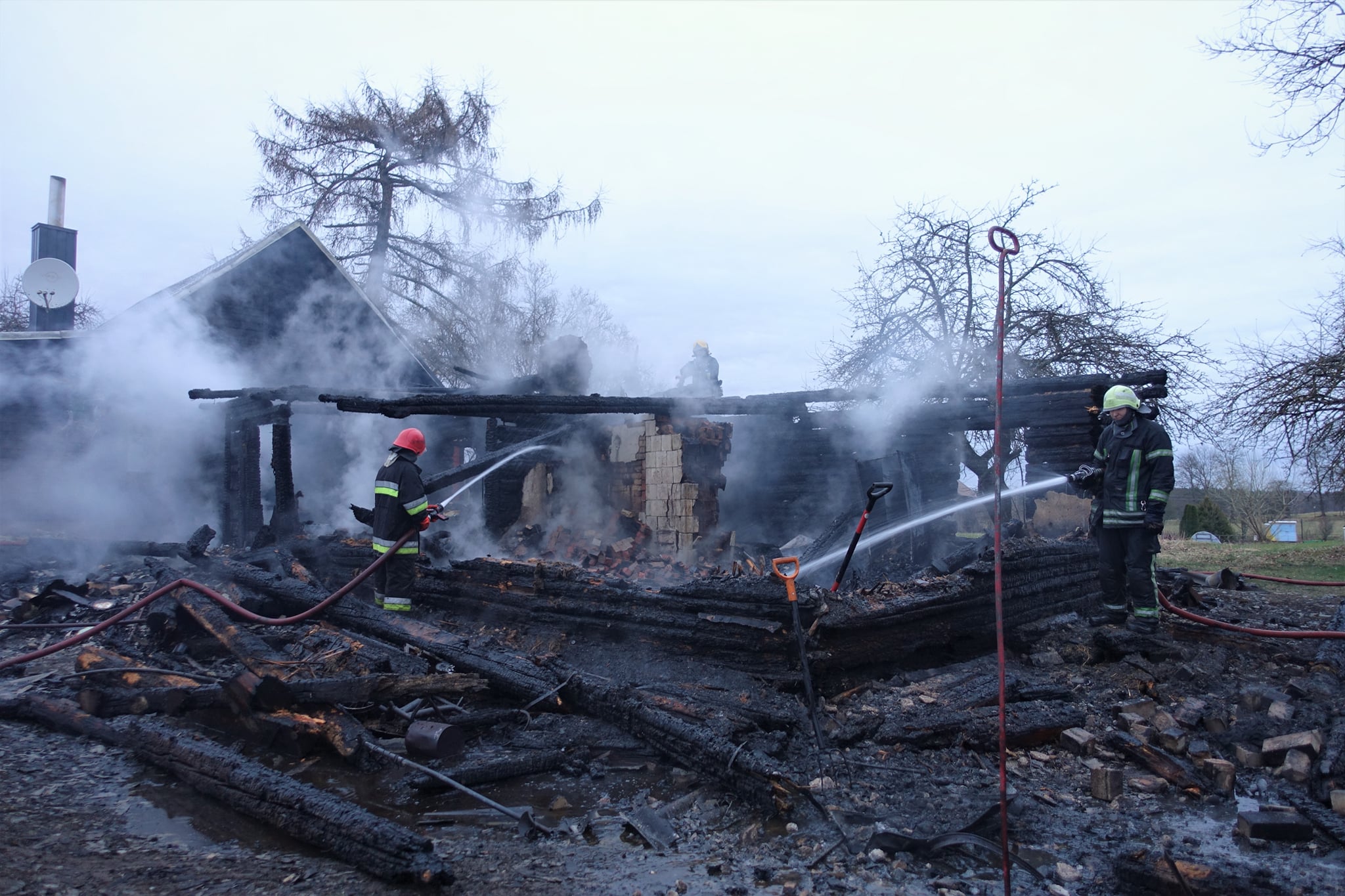 Savaitgalį gaisrų metu vienas žmogus žuvo, du smarkiai apdegė, šeimai pavyko išsigelbėti