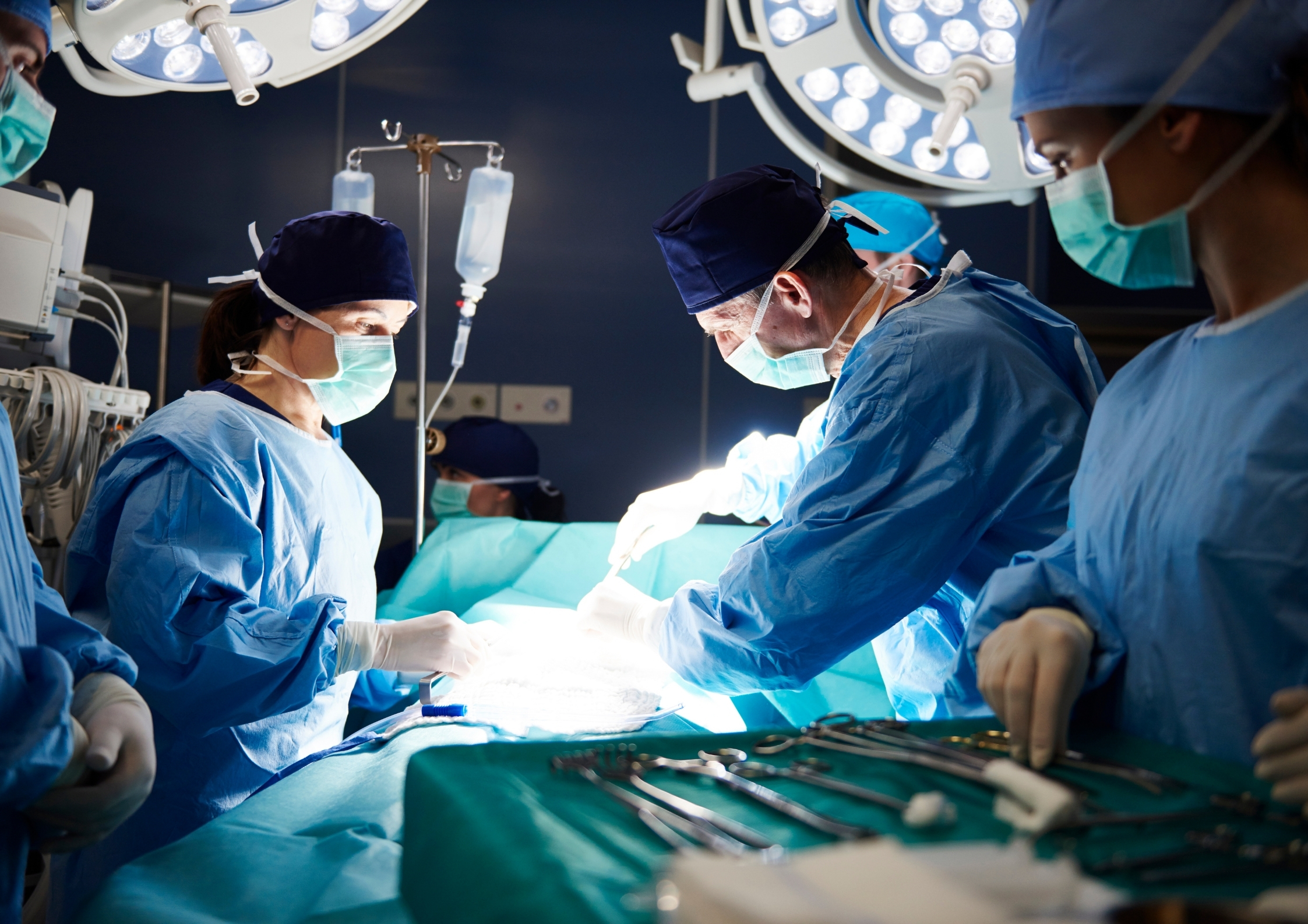 Keistas pastebėjimas – pacientės moterys yra žymiai saugesnės chirurgių moterų rankose