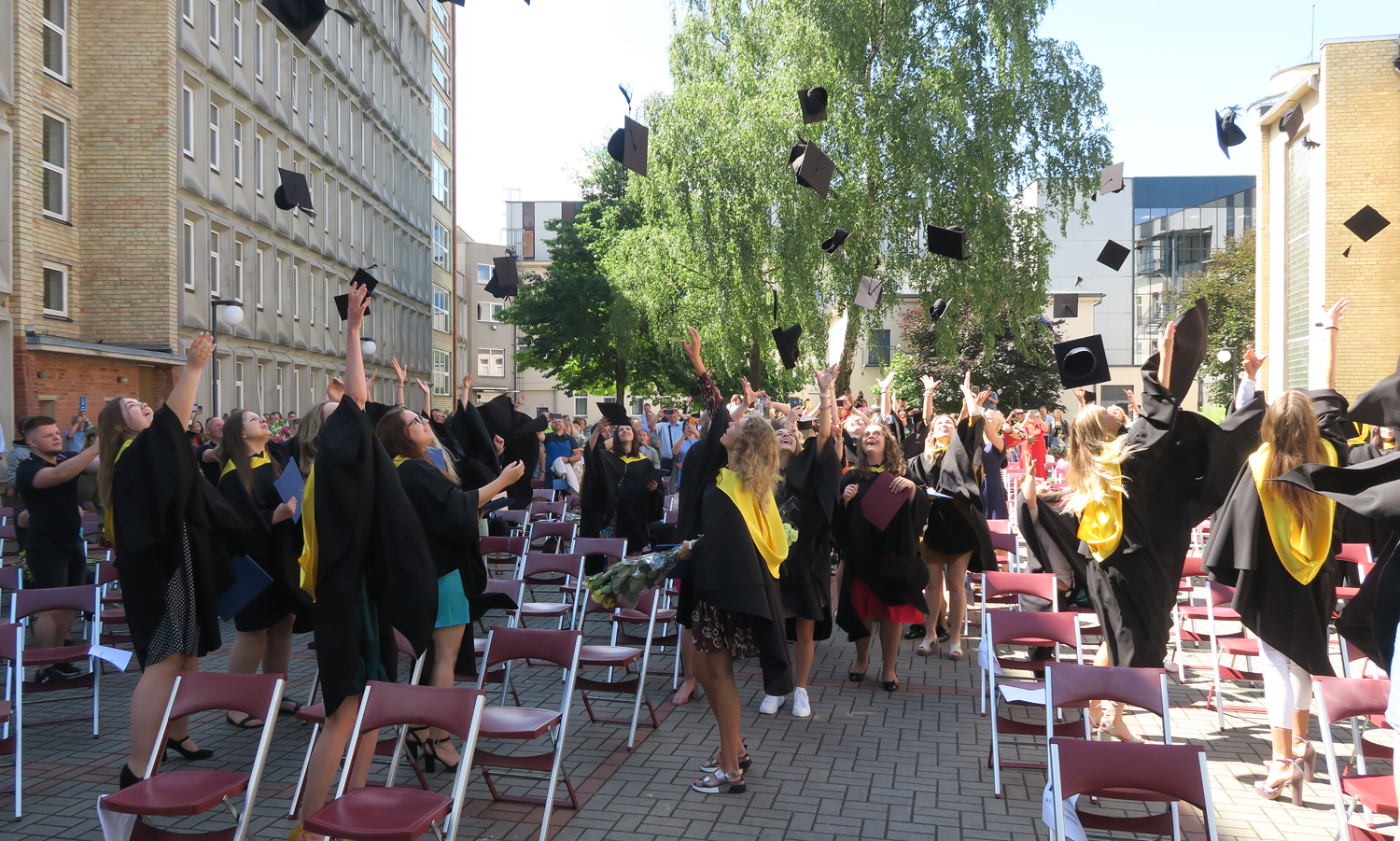 Šiaulių absolventų rankose – išsvajotieji Vilniaus universiteto diplomai